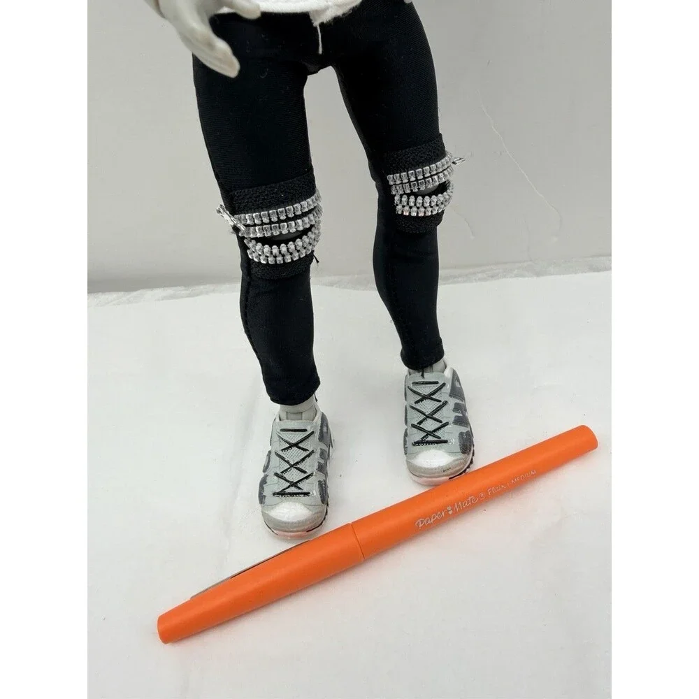 Rainbow High Shadow Series Ash Silverstone Doll Grayscale Boy Fashion Doll